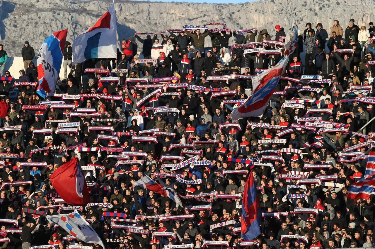 Navijači s tribina bodrili igrače na terenu za vrijeme utakmice Hajduk - Inter Zaprešić