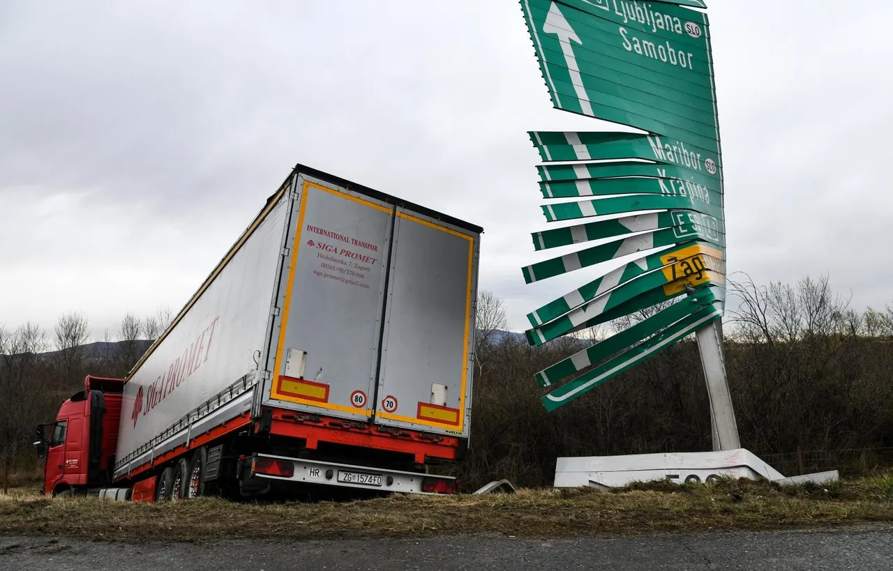 Kamion u Zagrebu sletio s ceste: Uništio veliki prometni znak