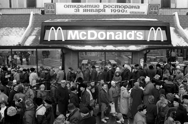 first-mcdonald-restaurant-opens-soviet-union-moscow-russia-1900-1-5b963c53ae39f__700