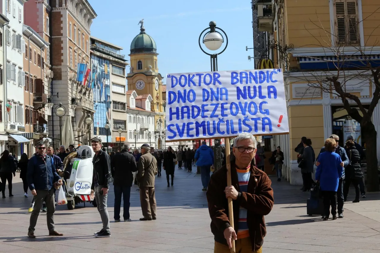 Rijeka: Prosvjednik Marin Miočić Stošić sa transparentom o Milanu Bandiću