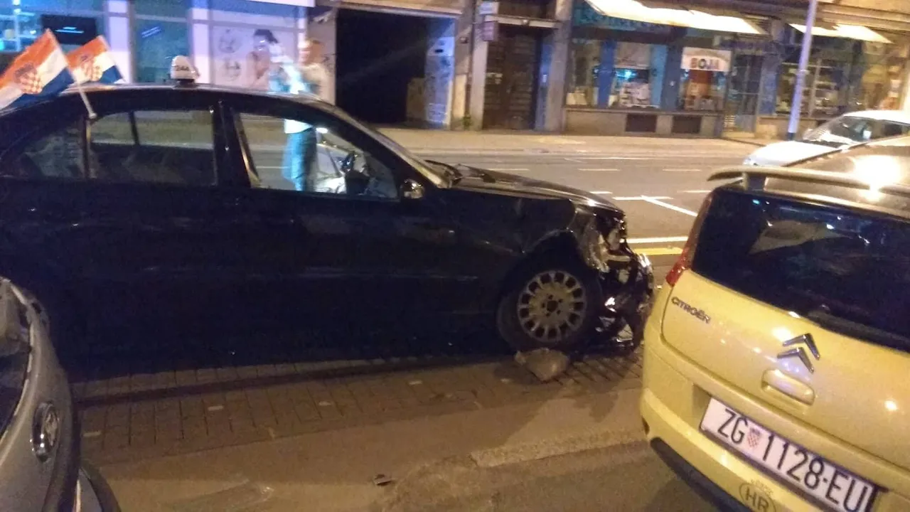 FOTO Strašna prometna nesreća u Zagrebu: Sudarili se taksi i osobni automobil, hitna na terenu