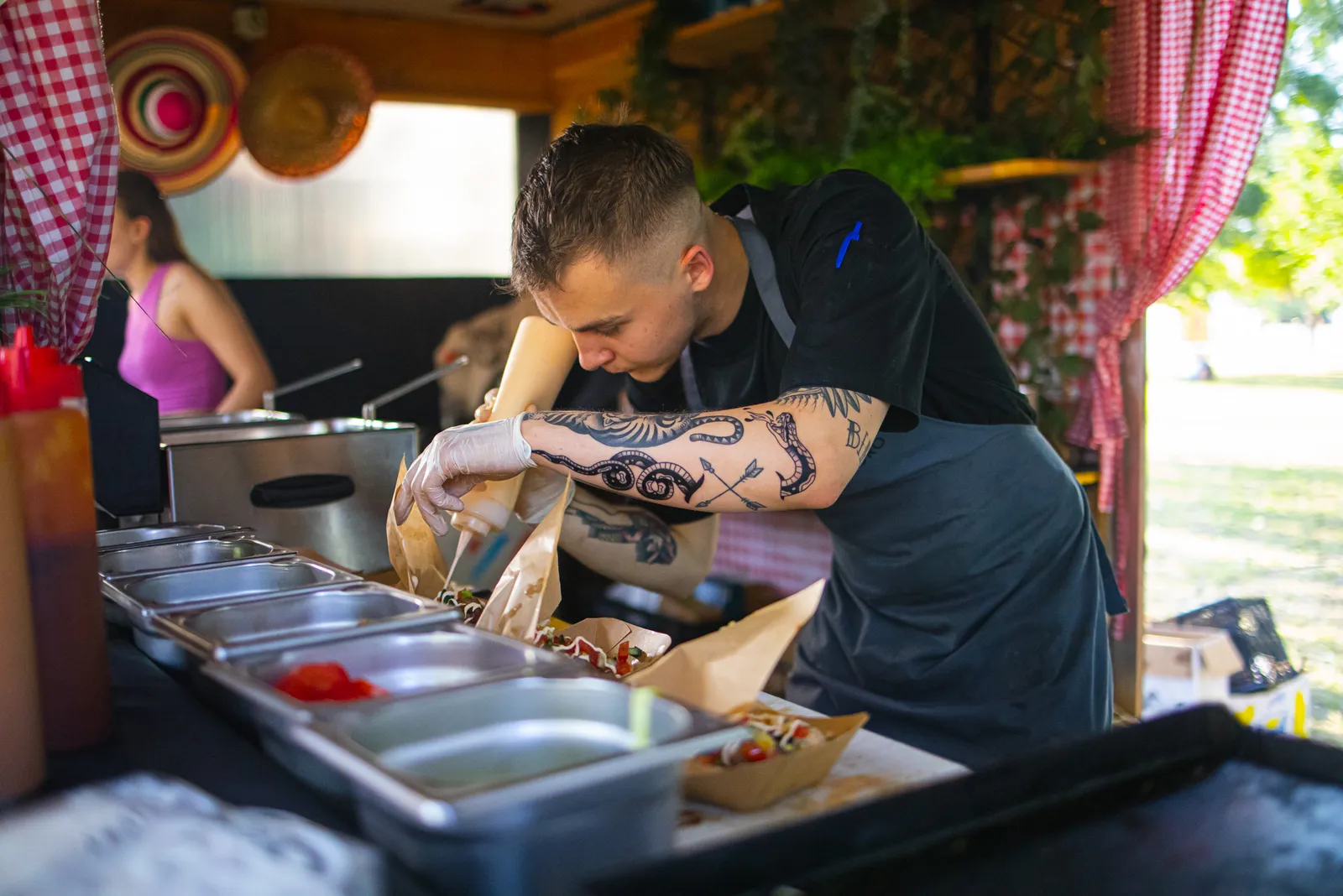 Više puta nagrađivani street food koncept BBQ Hot Yard svim ljubiteljima dobrog roštilja ponuditi jela pripremljena u stilu američkog BBQ-a te burger šaljivog naziva “Oči boje kestena”, Ajuni Food donosi bliskoistočne okuse falafela i uštipaka.