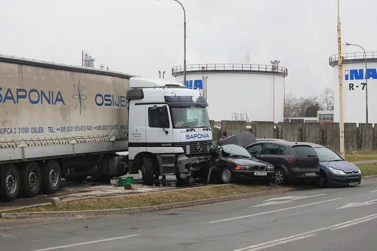 Osijek: Kamion oštetio više auta na parkiralištu u Vukovarskoj ulici