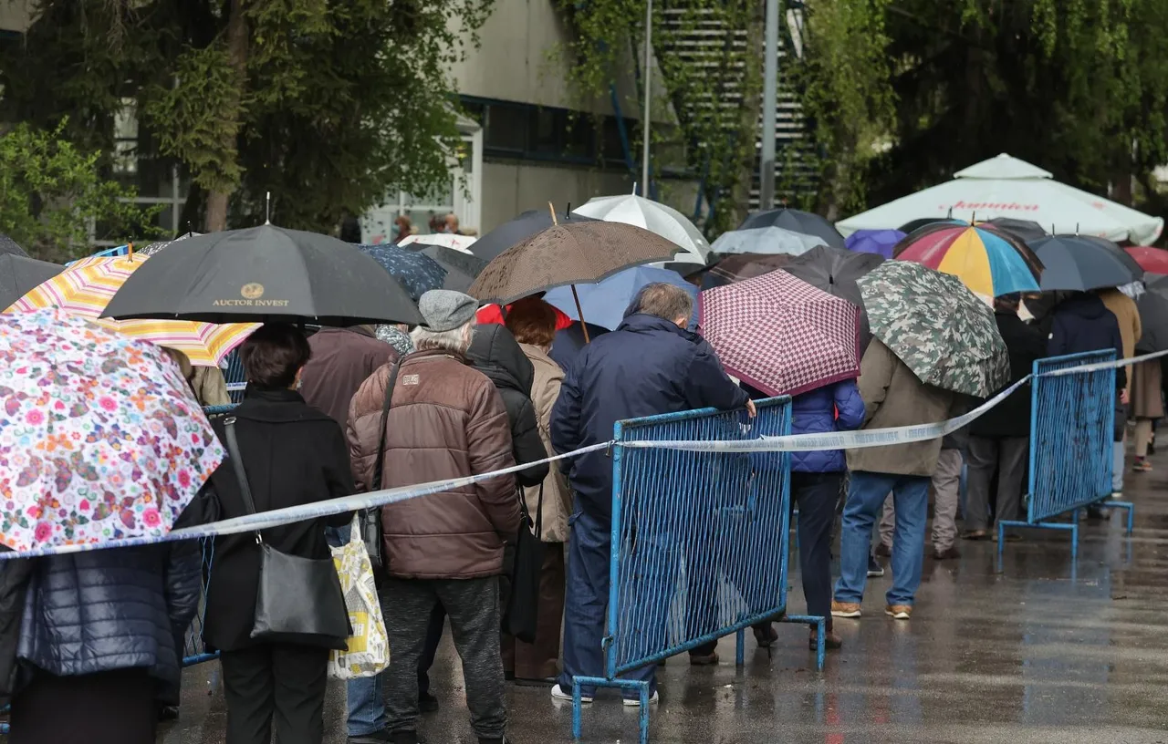 Unatoč kiši i dalje su gužve ispred Velesajma gdje građani čekaju cijepljenje