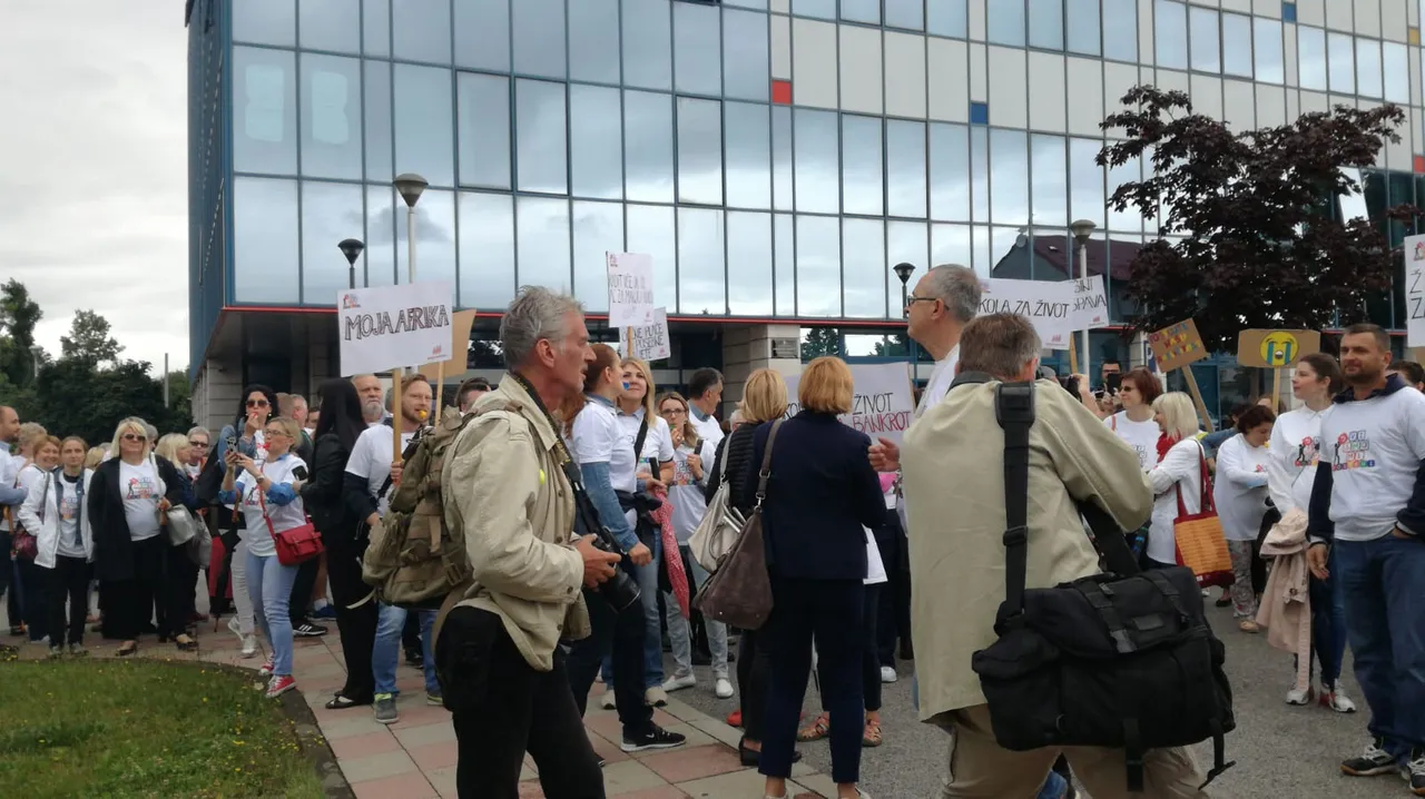 FOTO Prosvjetni radnici prosvjeduju pred ministarstvom obrazovanja, Divjak ih primila na sastanak