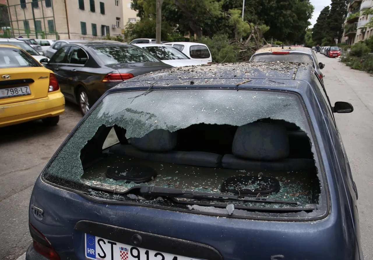 Stabla uništila automobile u Splitu