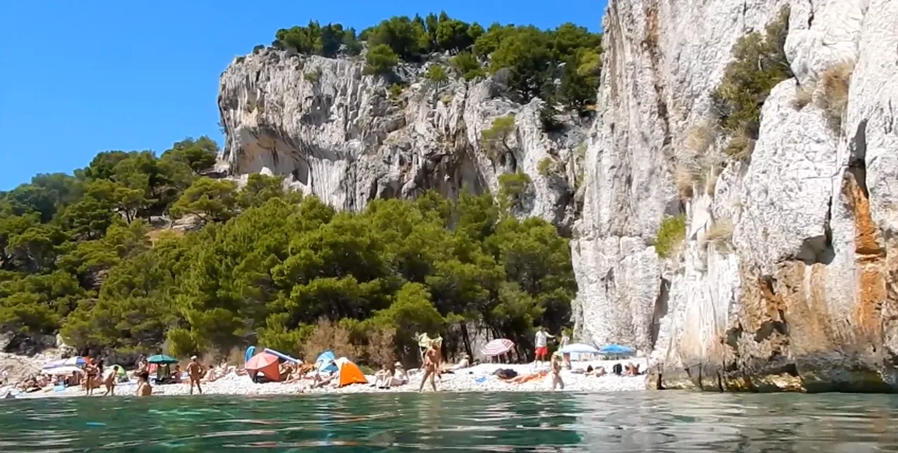 Nugal, Makraska: najslikovitija plaža u Makarskoj dolazi s vlastitim vodopadom od 30 stopa, koju potkrepljuje potok koji silazi s Biokova i teče niz stijenu u more