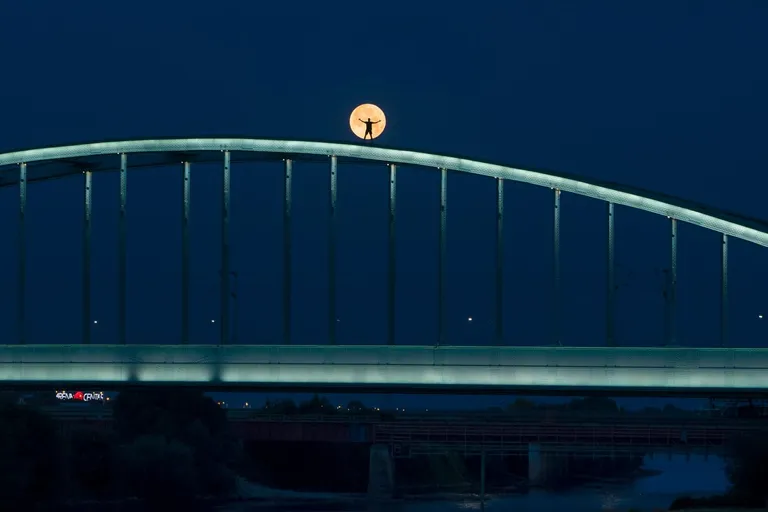 Muškarac se igra s punim mjesecom na Hendrixovom mostu