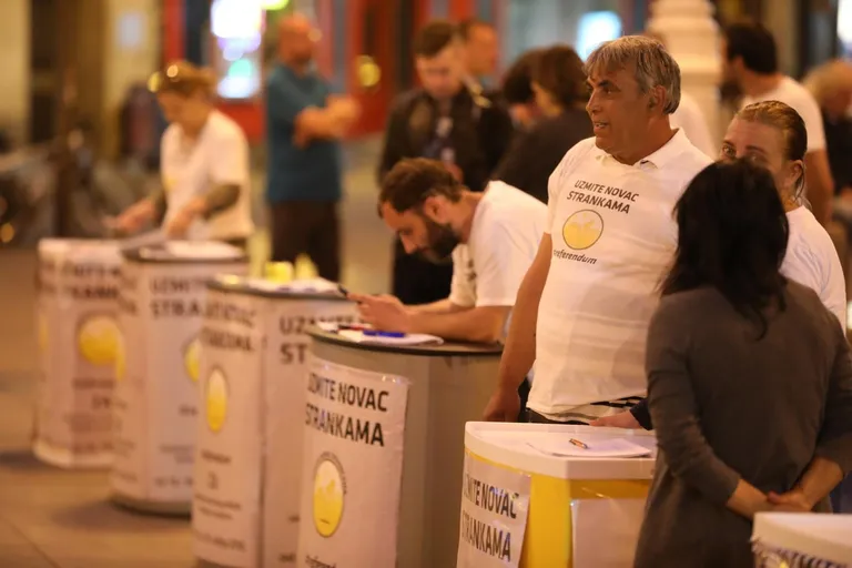 Živi zid u izbornoj noći prikuplja potpise za referendum o financiranju stranaka