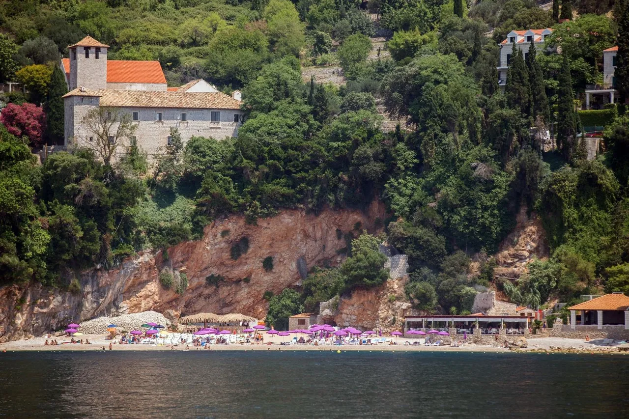 Sveti Jakov, Dubrovnik: smještena 20-ak minuta hoda od Starog grada, plaža Sveti Jakov ima fantastičan pogled na grad, a omiljena je lokalnim stanovnicima, iako ju turisti uglavnom zanemaruju