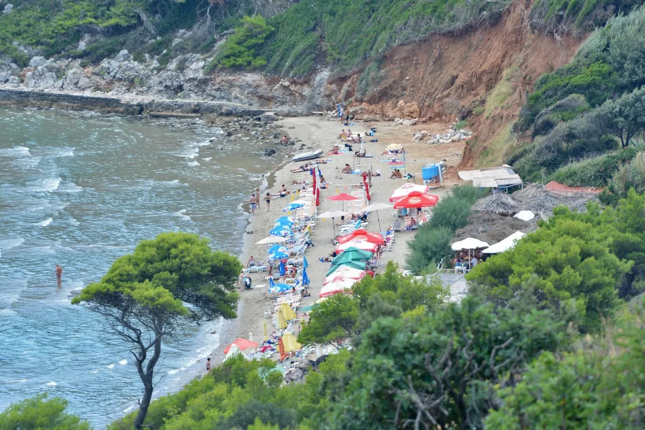 Sunj, Lopud: očekivani primjer pješčane plaže u Hrvatskoj, Sunj je pola milje duž istočnog zaljeva na južnom kraju Lopuda, zapadno od Dubrovnika