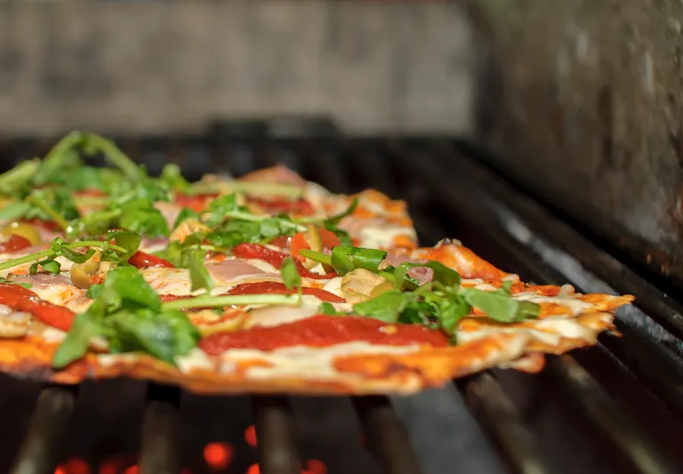 Pizza - intenzivna toplina roštilja slična je pećnici u restoranu. Sastojke unaprijed skuhajte, ako treba, kako bi se ravnomjerno zagrijali na roštilju. Tijesto namažite uljem. Kada dodate sastojke, prekrijte roštilj. Kuhajte oko 3-7 minuta. Svaki minutu