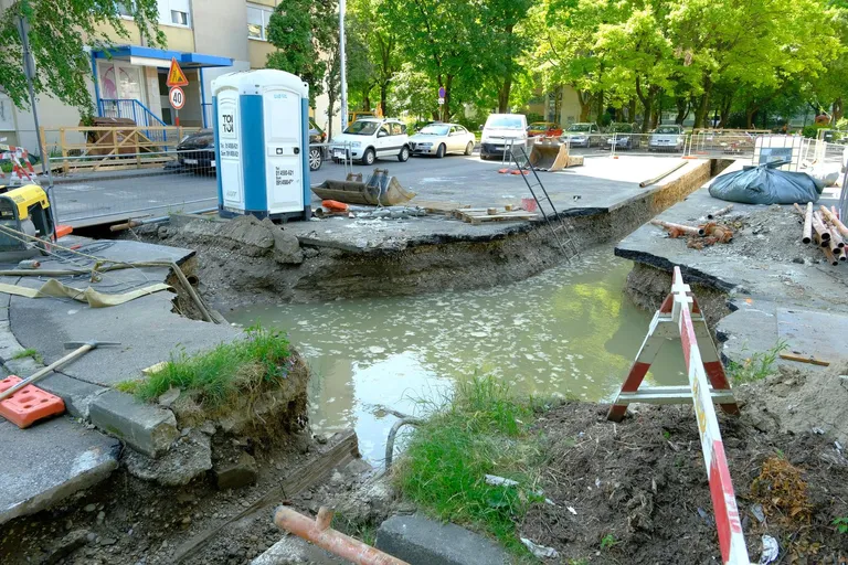 Pukla vodovodna cijev u Utrinama, mnogi su u Novom Zagrebu ostali bez vode