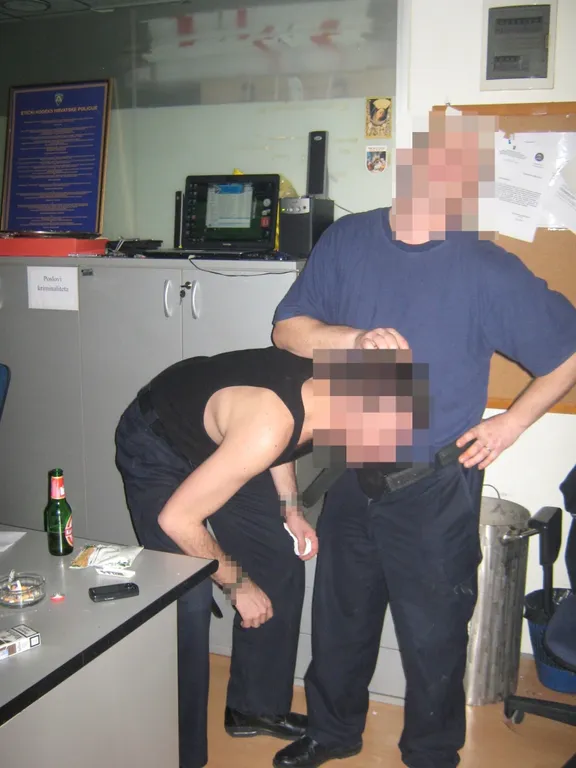 Policajci na tulumu u postaji u Kaštelima: Diraju se dildom, simuliraju seks, mačuju pivama u gaćama...