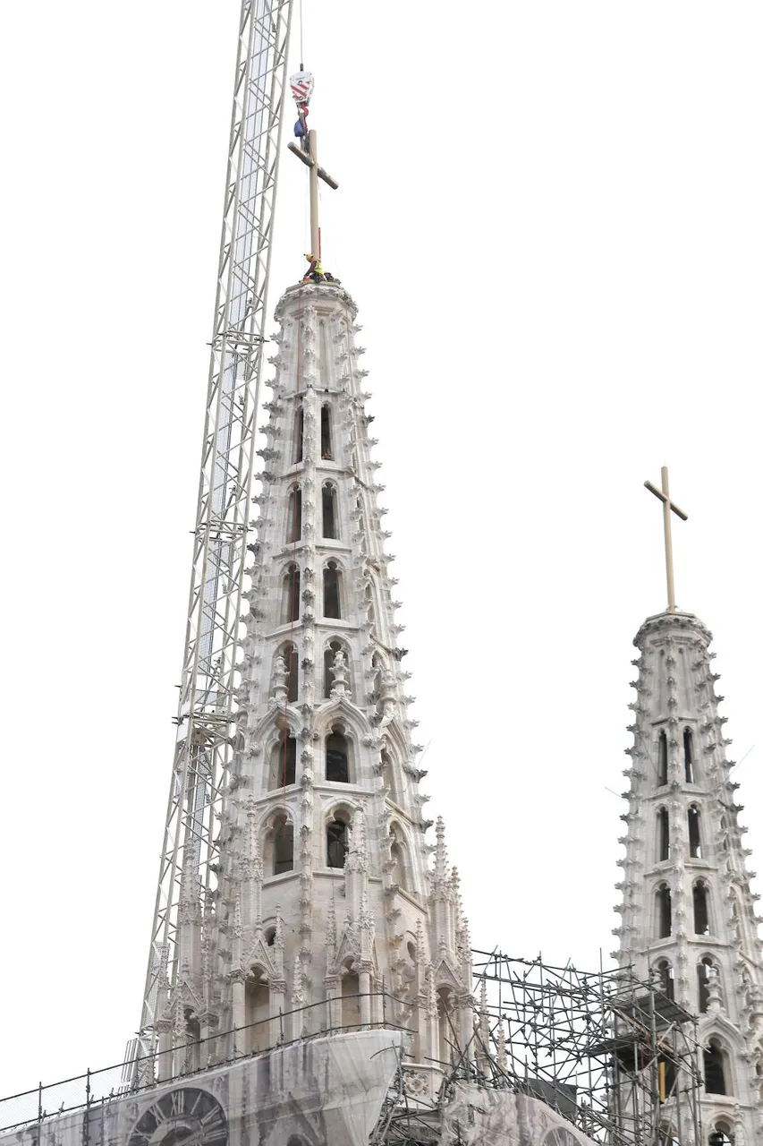 Zagreb: Na južni toranj katedrale rano jutros je postavljen zamjenski križ