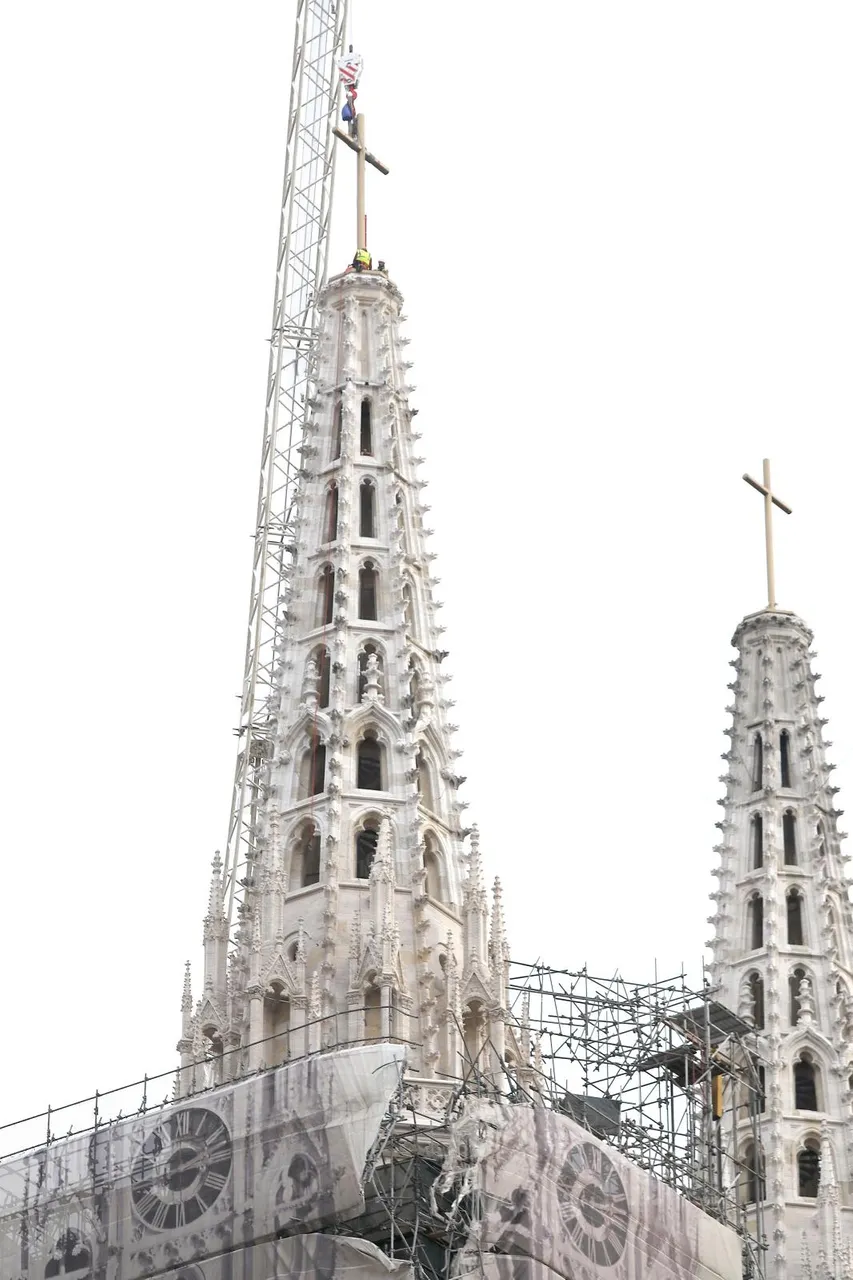 Zagreb: Na južni toranj katedrale rano jutros je postavljen zamjenski križ