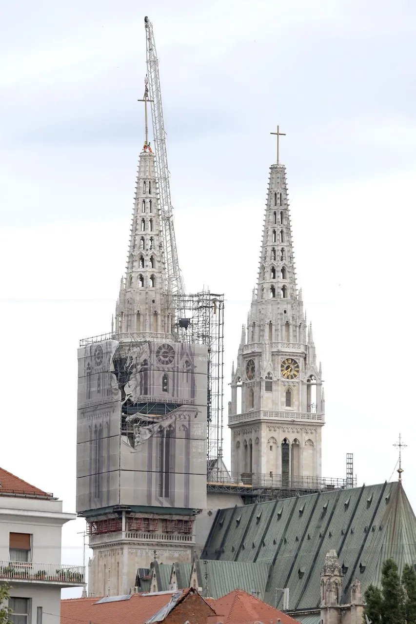 Zagreb: Na južni toranj katedrale rano jutros je postavljen zamjenski križ
