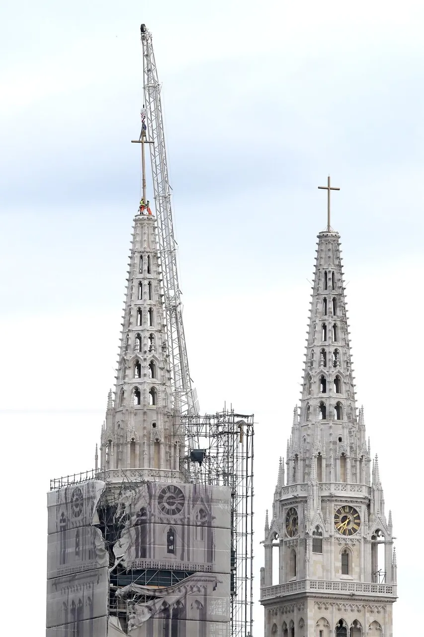 Zagreb: Na južni toranj katedrale rano jutros je postavljen zamjenski križ