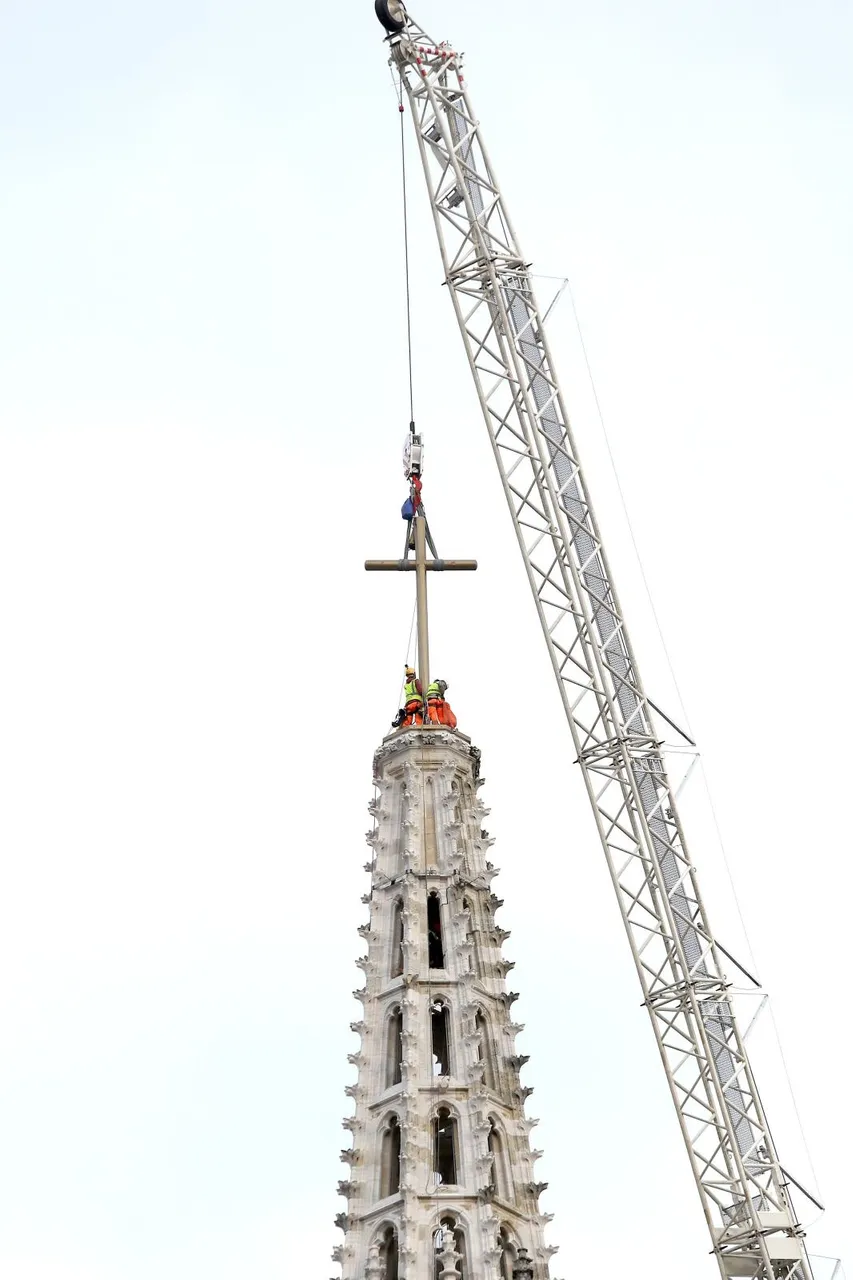 Zagreb: Na južni toranj katedrale rano jutros je postavljen zamjenski križ