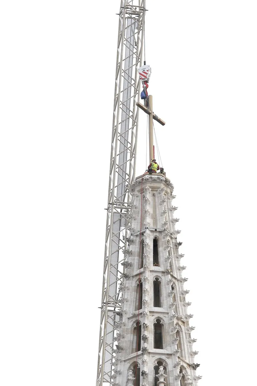 Zagreb: Na južni toranj katedrale rano jutros je postavljen zamjenski križ