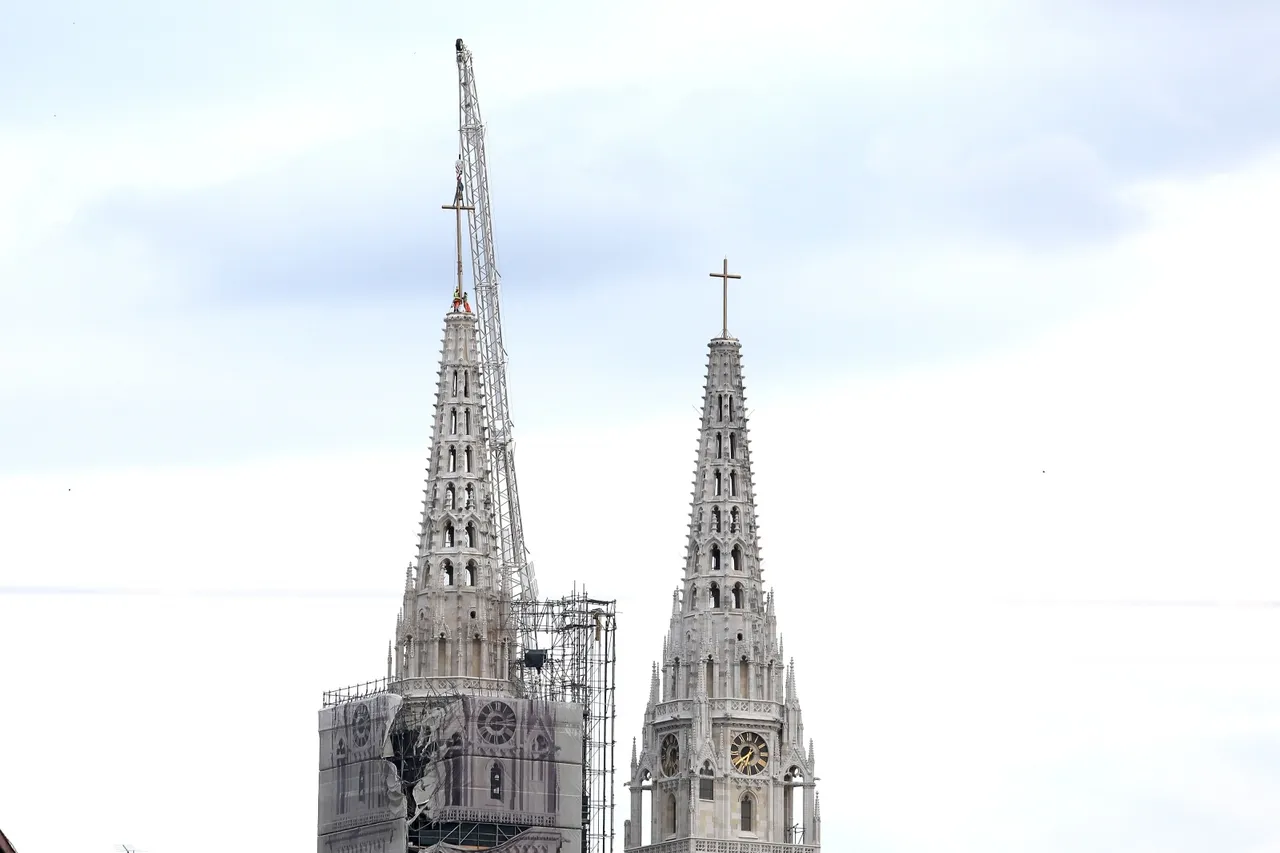 Zagreb: Na južni toranj katedrale rano jutros je postavljen zamjenski križ