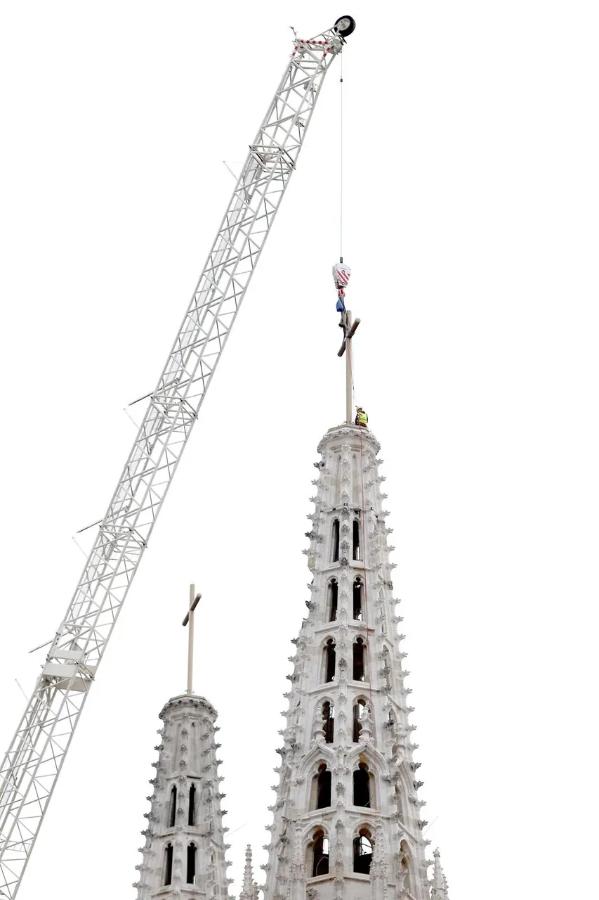 Zagreb: Na južni toranj katedrale rano jutros je postavljen zamjenski križ