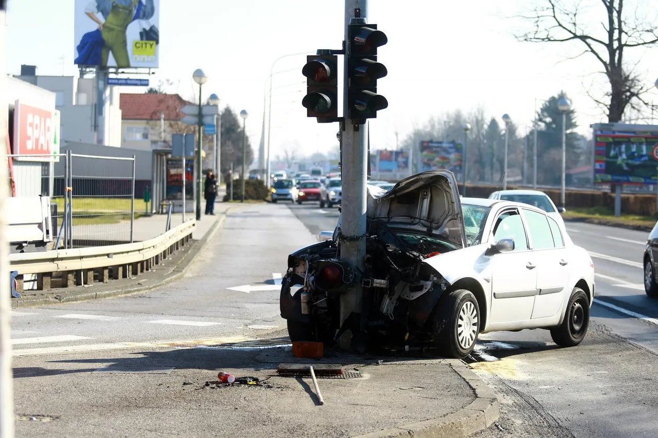 Zagreb: Automobil smrskan nakon što se zabio u stup semafora, nekoliko ozlijeđenih