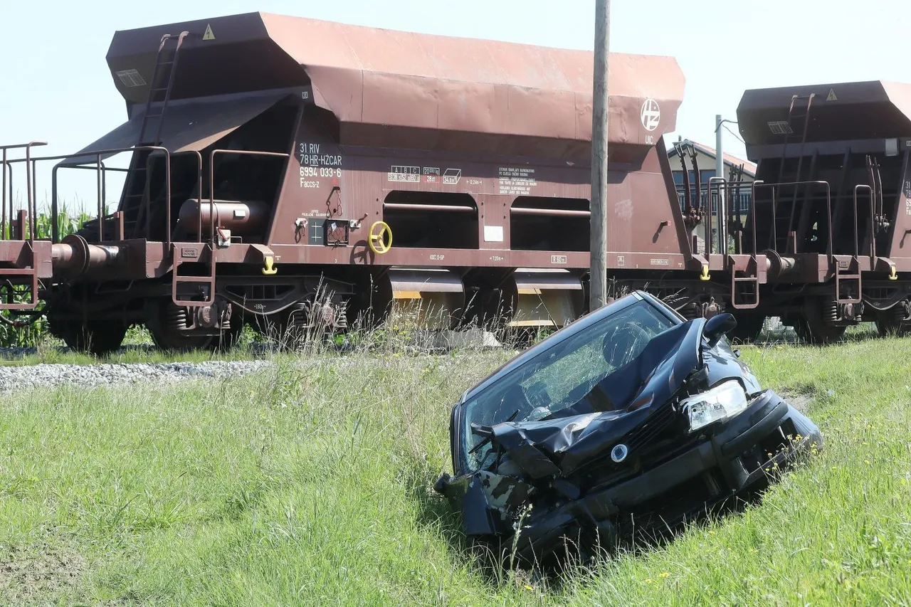 Tragedija izjeguta za dlaku: Vozačica osobnog automobila zabila se u spuštenu rampu i potom u vlak