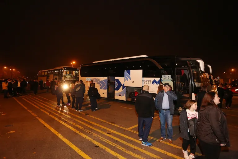 Oko 2300 članova HDZ-a Karlovačke županije večeras je krenulo na hodočašće u Međugorje