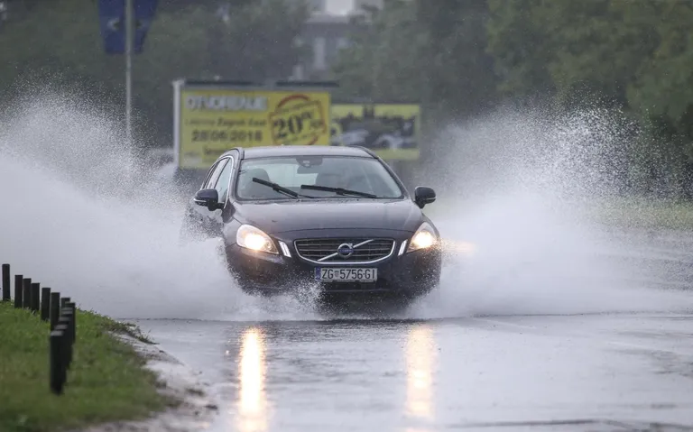 FOTO Obilna kiša s grmljavinom u svega nekoliko minuta potopila Zagreb: Meteoalarm izdao upozorenje