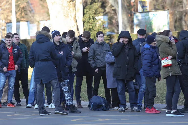 Zagreb: Navijači od ranog jutra čekaju u redu kako bi kupili kartu za osminu finala Europske lige