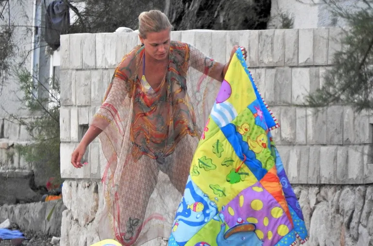 Žuljana: Trudna Nevena Rendeli Vejzović sa suprugom i kćerima na plaži