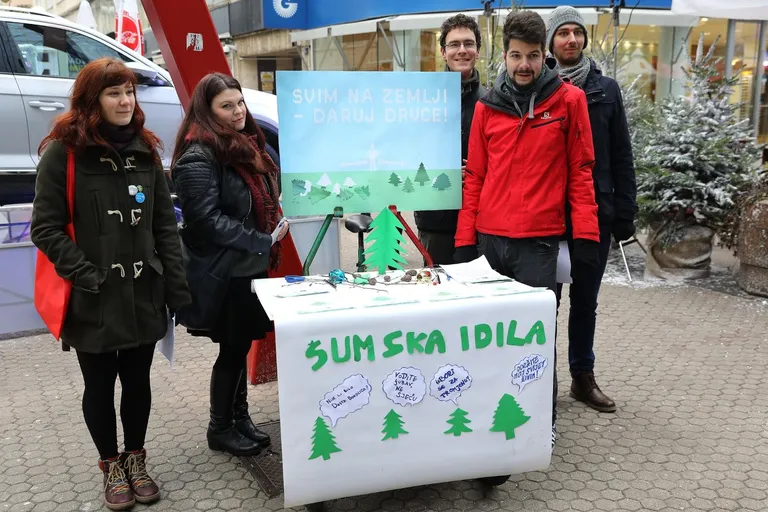 Zelena akcija u Zagrebu organizirala prikupljanje donacije za kampanju Svim' na Zemlji, daruj drvce!