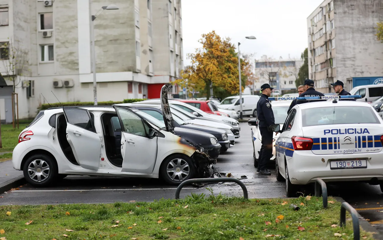 Automobil u Gajnicama se zapalio pa dva puta eksplodirao