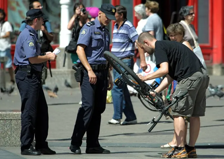 Biciklisti na meti policije