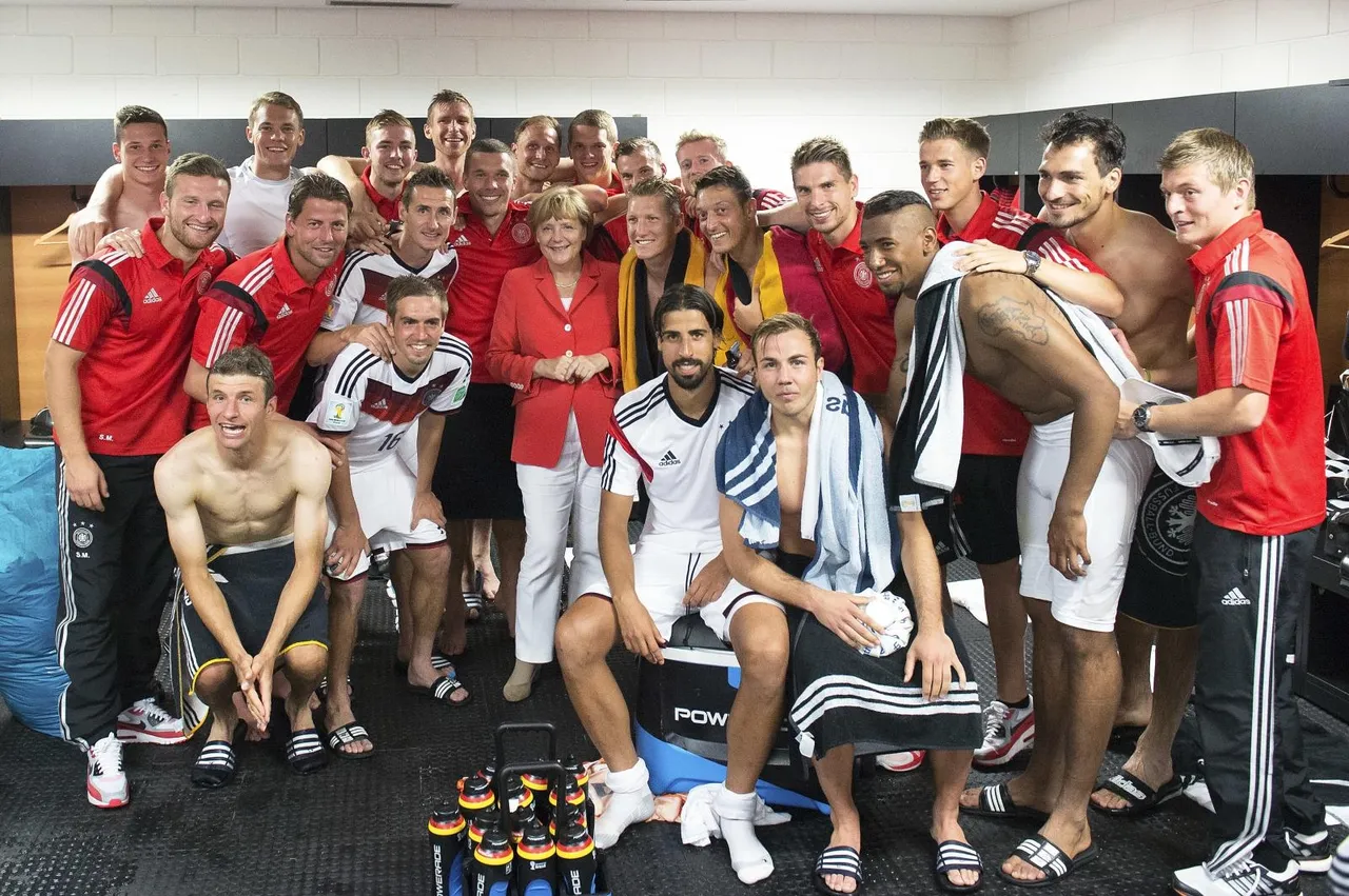 Angela Merkel slavila s igračima u svlačionici nakon pobjede 2014. u Brazilu