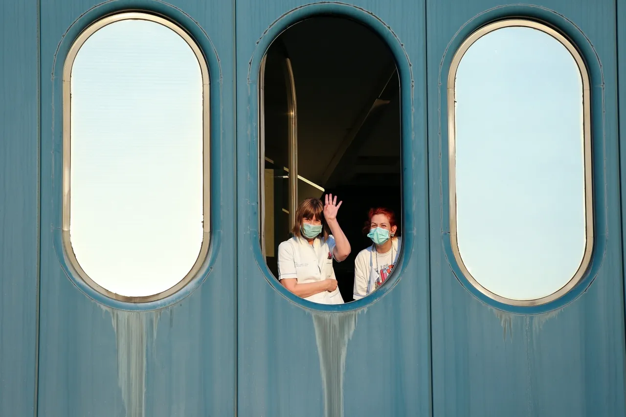 Zagreb: Medicinsko osoblje KB Dubrava s zaštitinim maskama na licu prate iseljavanje bolnice