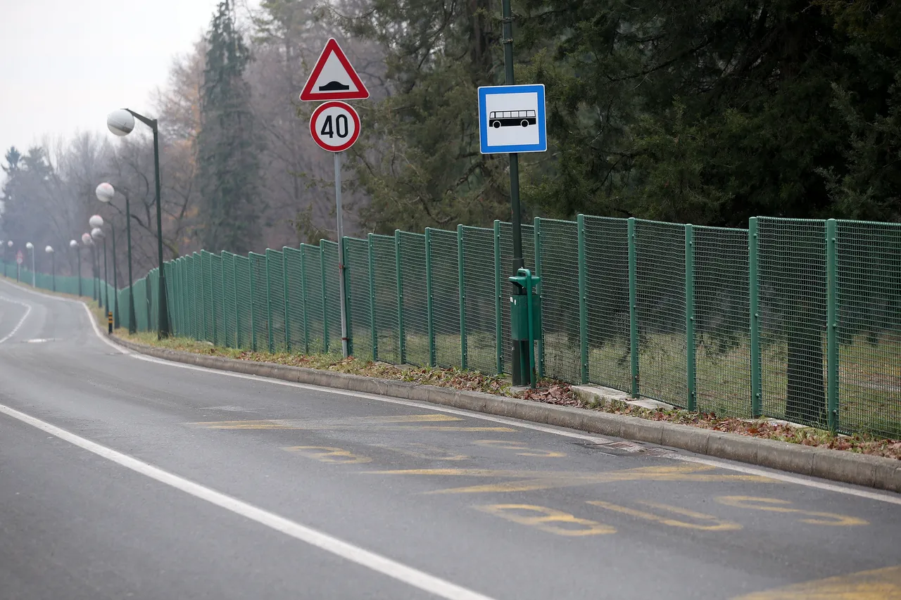 Sporne autobusne stanice tik uz park Predsjedničkih dvora: na neadekvatnim stajalištima građani stoje uz sam rub glavne ceste