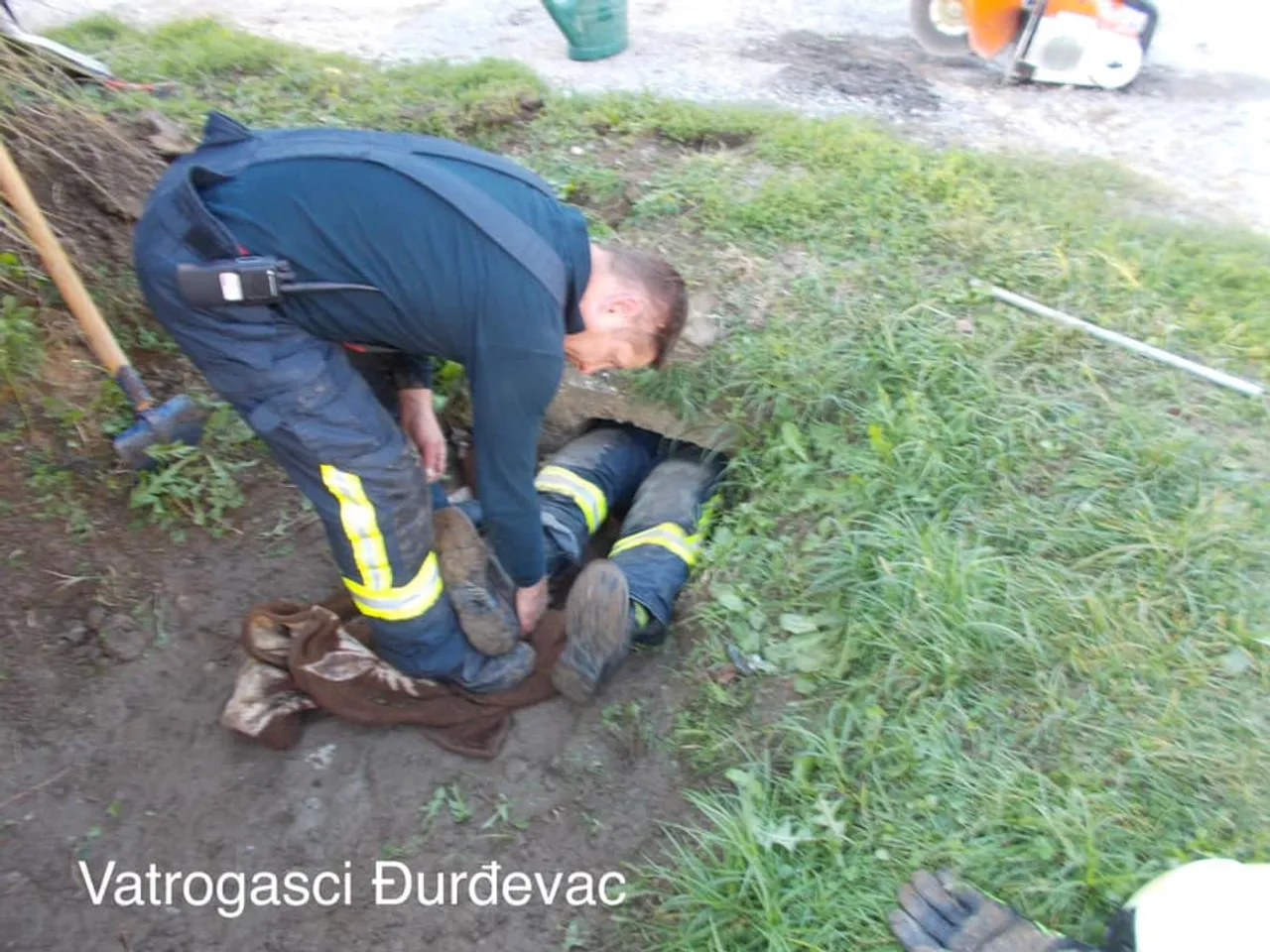 Vatrogasci uspješno spasili psa koji je zaglavio u uskoj cijevi kanala