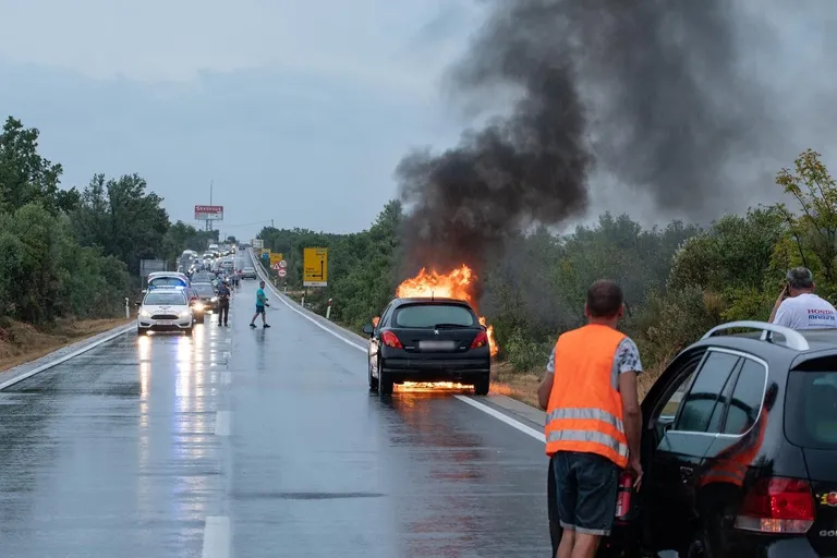 Zapalio se automobil kod Benkovačke ceste