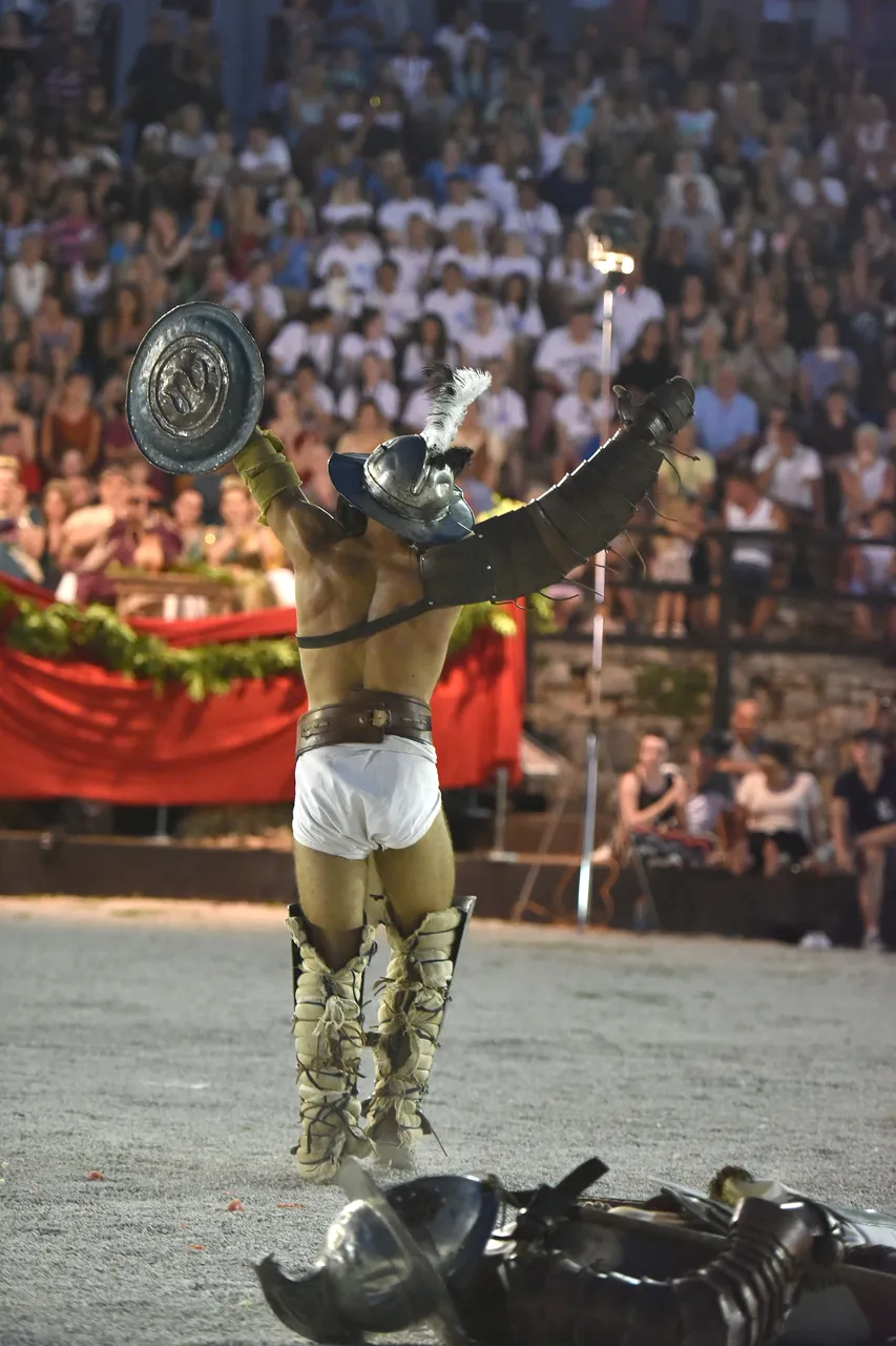 Samo da je 'kruha i igara': pogledajte spektakularnu borbu gladijatora u pulskoj Areni