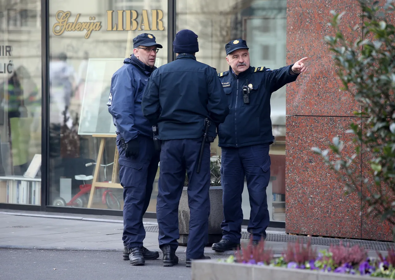 Policijsko osiguranje ispred hotela Sheraton gdje se održava skupština HNS-a