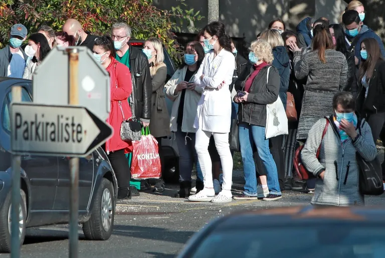 Brojni Zagrepčani čekaju svoj red za testiranje u Vinogradskoj