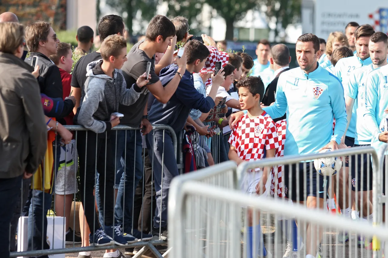 Uoči treninga, Vatreni se družili s navijačima