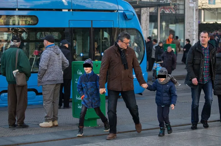 Mandatar nove Vlade Orešković s dvojicom sinova prošetao do trgovine po igračke