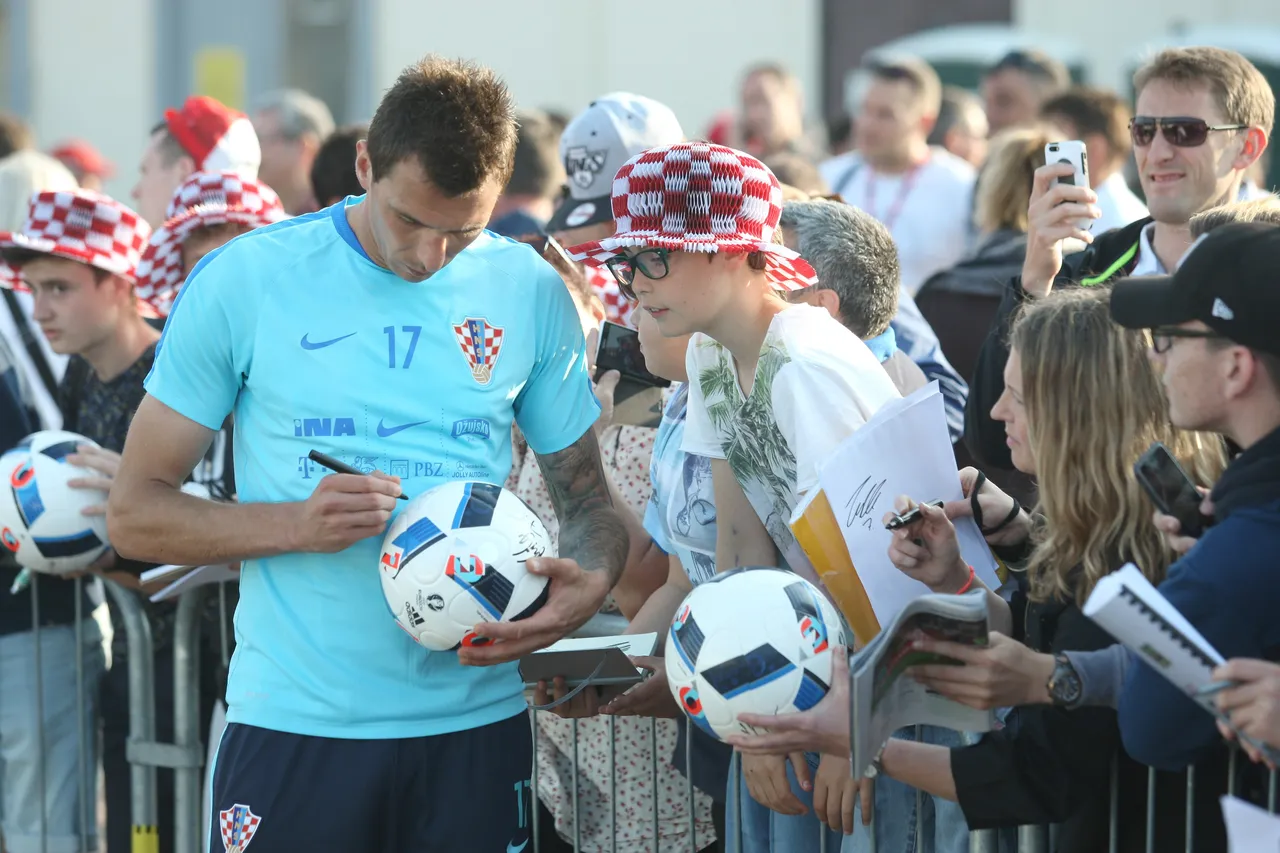 Uoči treninga, Vatreni se družili s navijačima