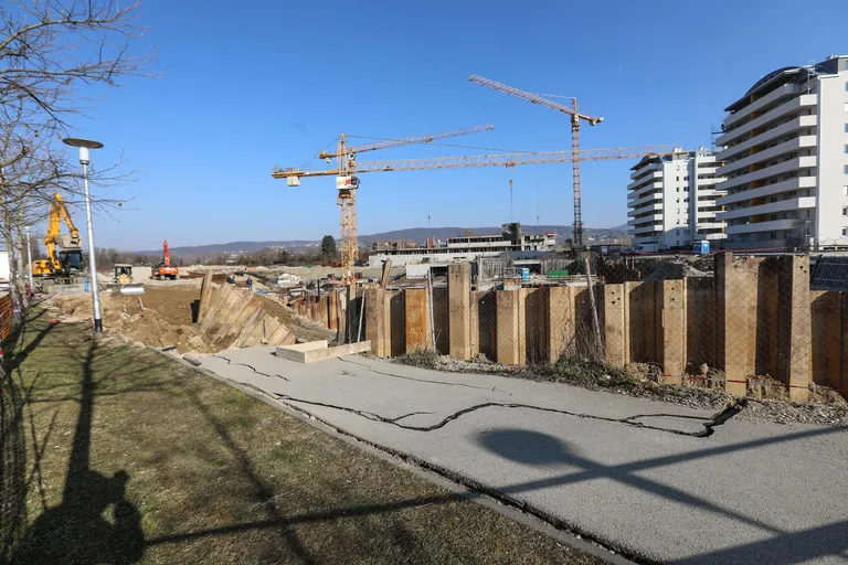 Na gradilištu u Španskom se odlomila zemlja i sa sobom odnijela betonske dijelove
