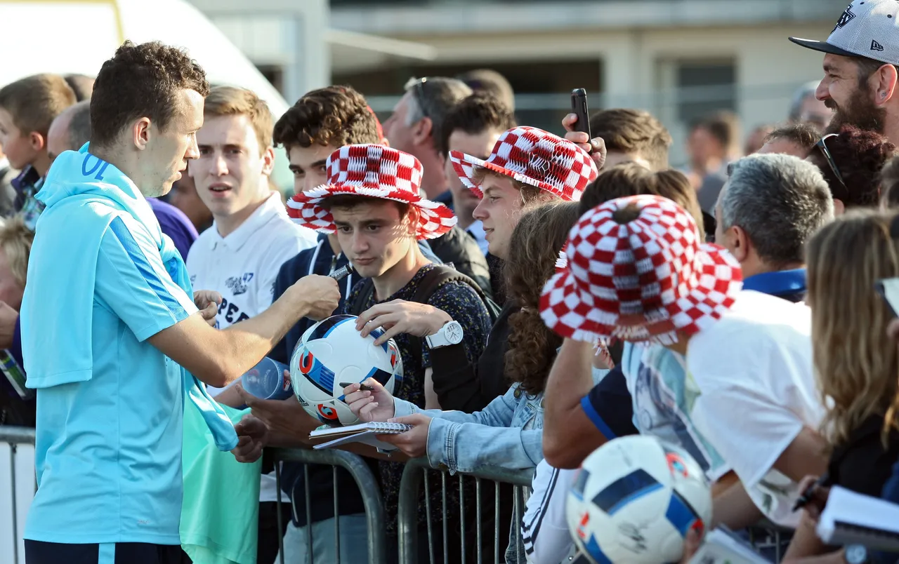 Uoči treninga, Vatreni se družili s navijačima