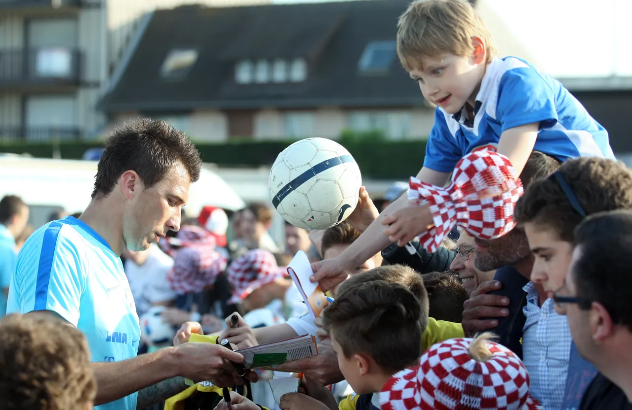 Uoči treninga, Vatreni se družili s navijačima