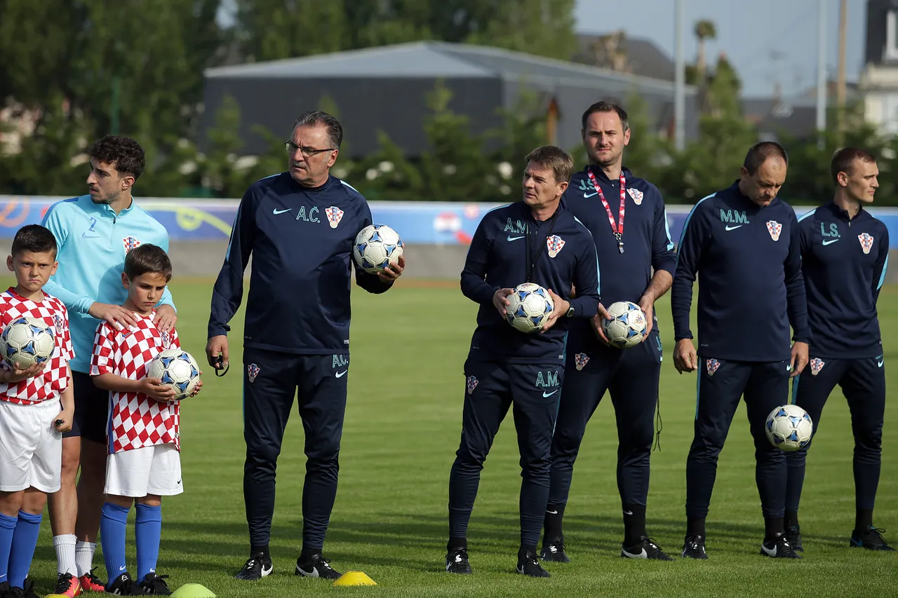 Uoči treninga, Vatreni se družili s navijačima